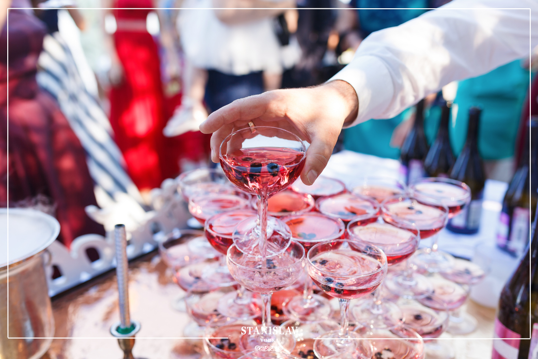 Alkoholowy poradnik weselny – kiedy zaopatrzyć się w wódkę i inne alkohole?